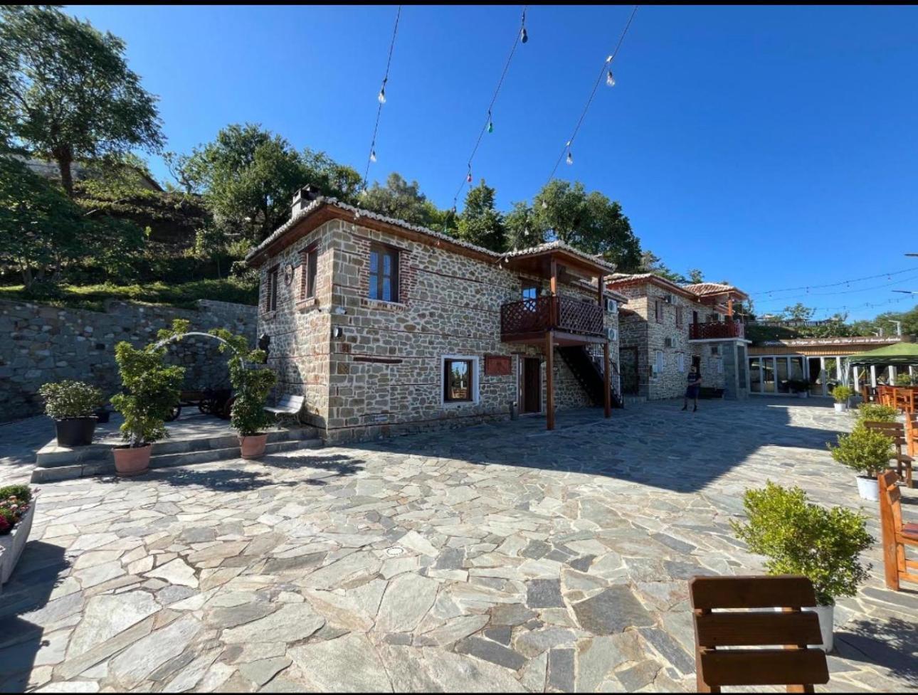Keshtjella Xhabeqos Hotel Ljaknasi