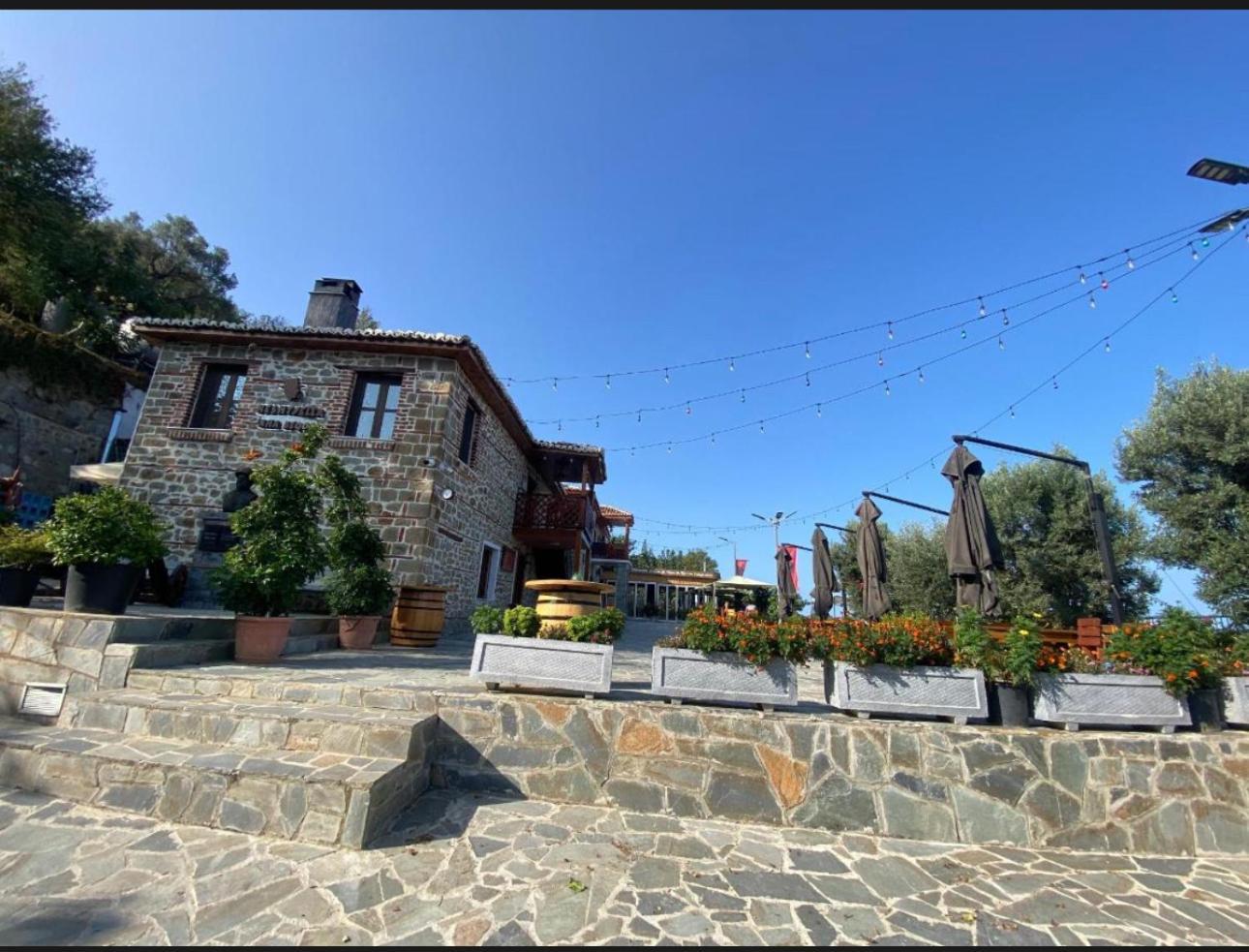 Keshtjella Xhabeqos Hotel Ljaknasi